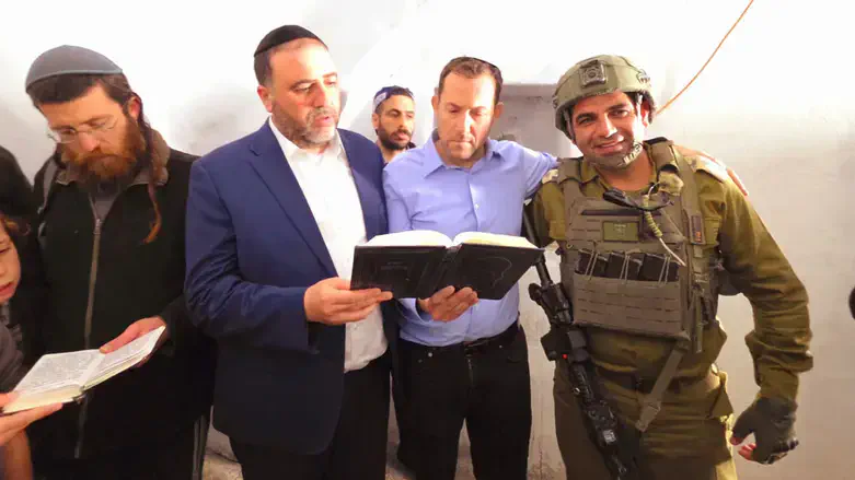 יוסי דגן וח"כ משה ארבל בקבר יהושע בן נון