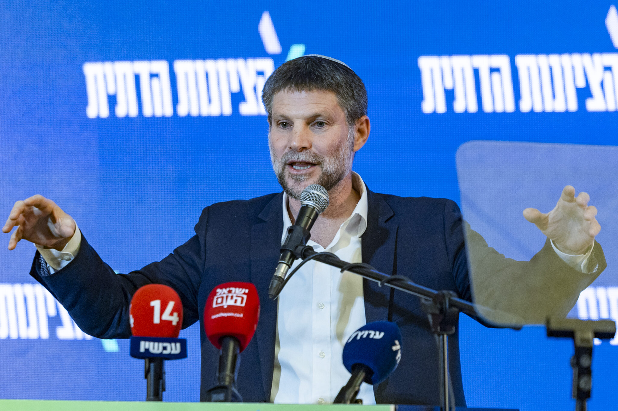 שר האוצר ויו"ר הציונות הדתית בצלאל סמוטריץ' נואם במהלך כנס עם ראשי מועצות מקומיות מיהודה ושומרון בפסגות, 17 בפברואר 2026.