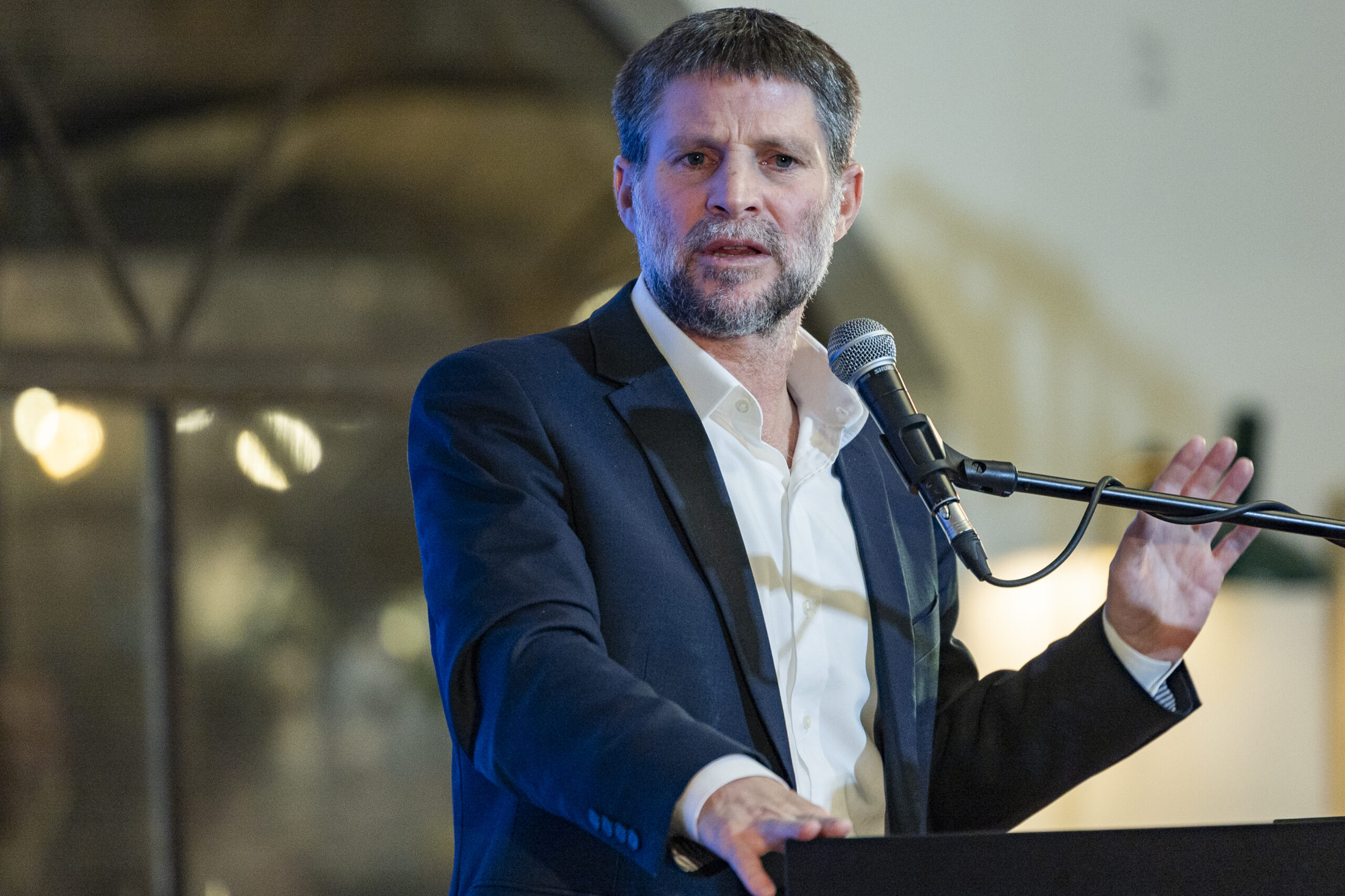שר האוצר ויו"ר הציונות הדתית בצלאל סמוטריץ' נואם במהלך כנס עם ראשי מועצות מקומיות מיהודה ושומרון בפסגות, 17 בפברואר 2026.