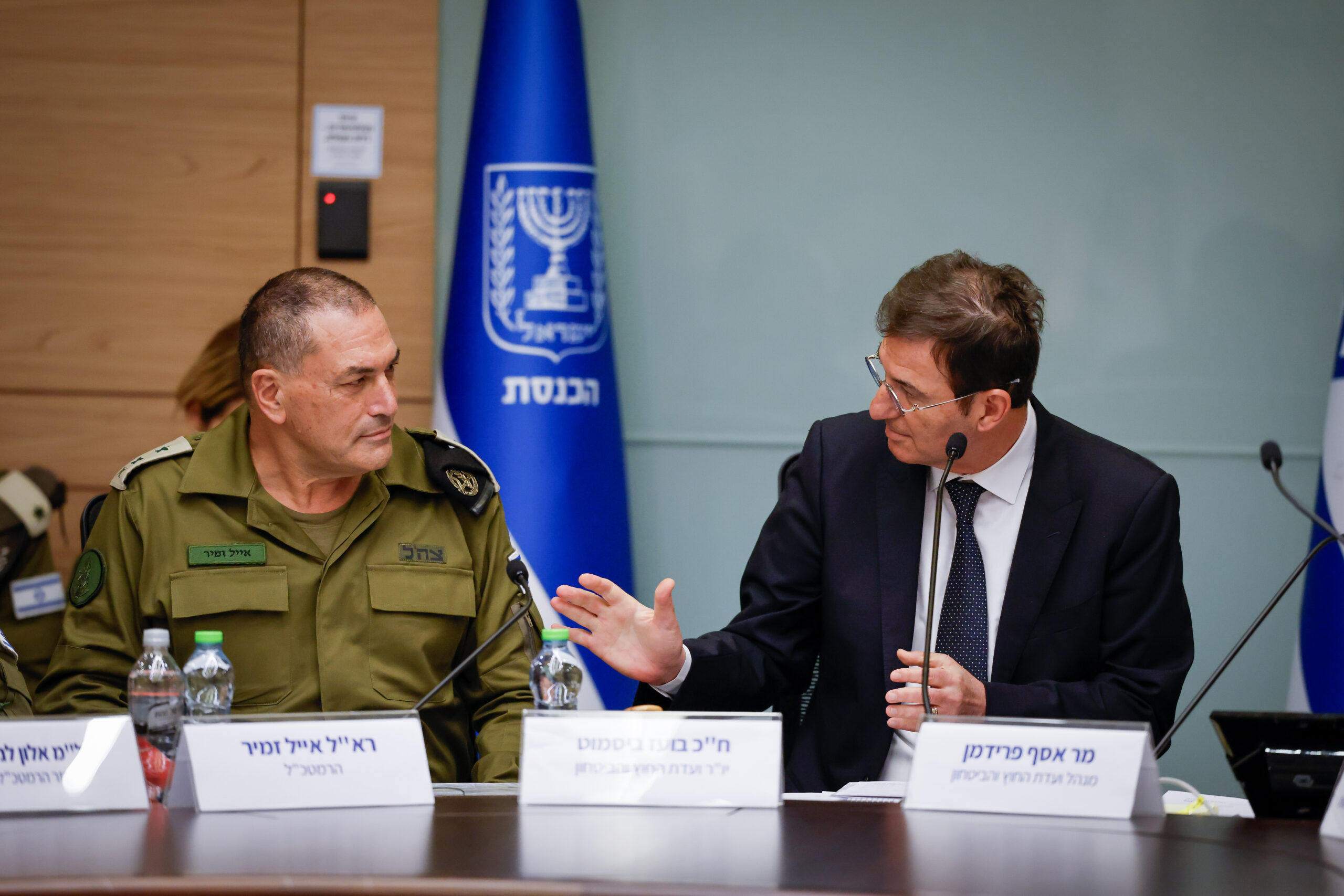 יו"ר ועדת חוץ וביטחון ח"כ בועז ביסמוט והרמטכ"ל אייל זמיר