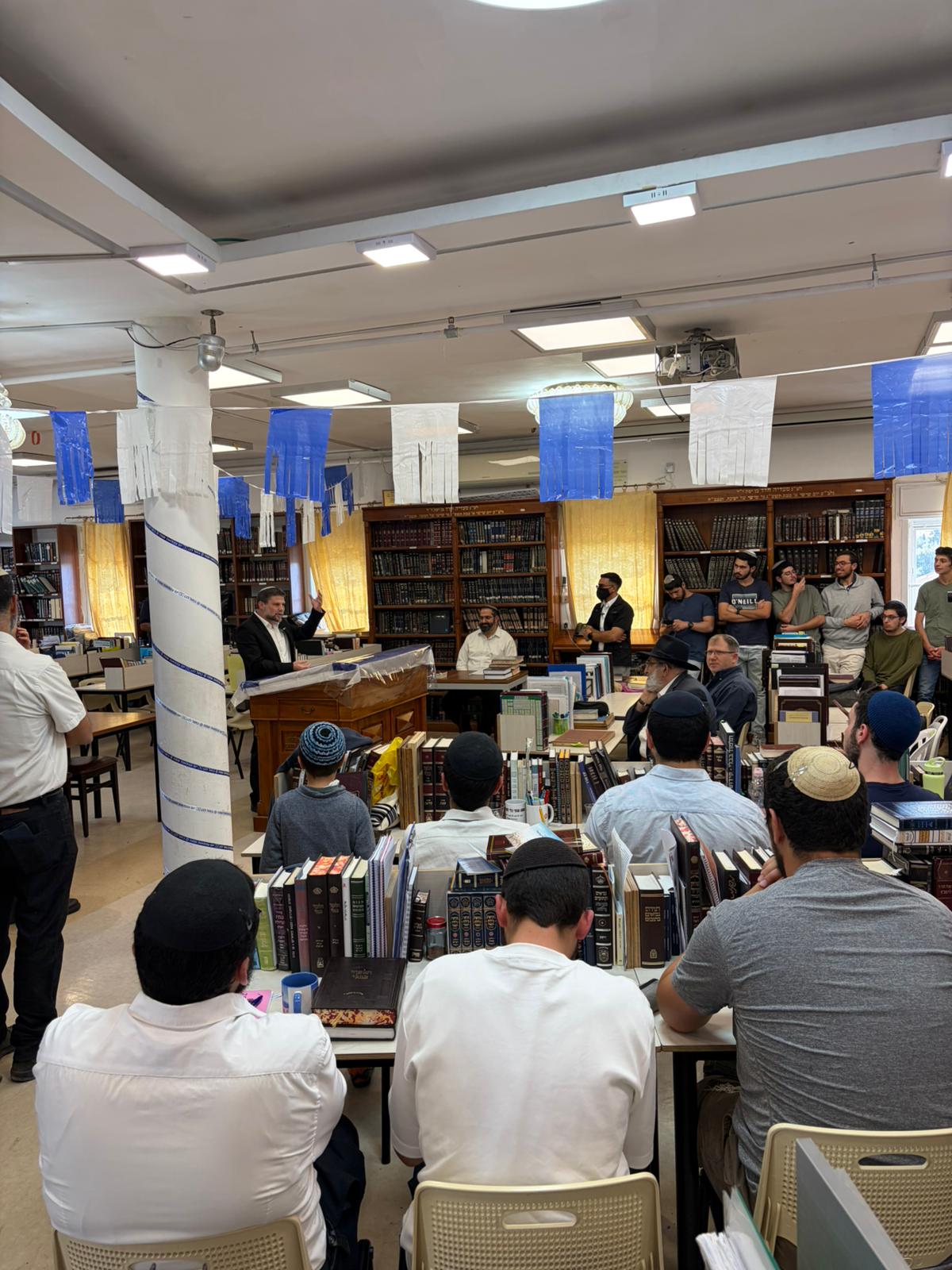 השר סמוטריץ' בשיחה לתלמידי ישיבת הסדר "אור וישועה"