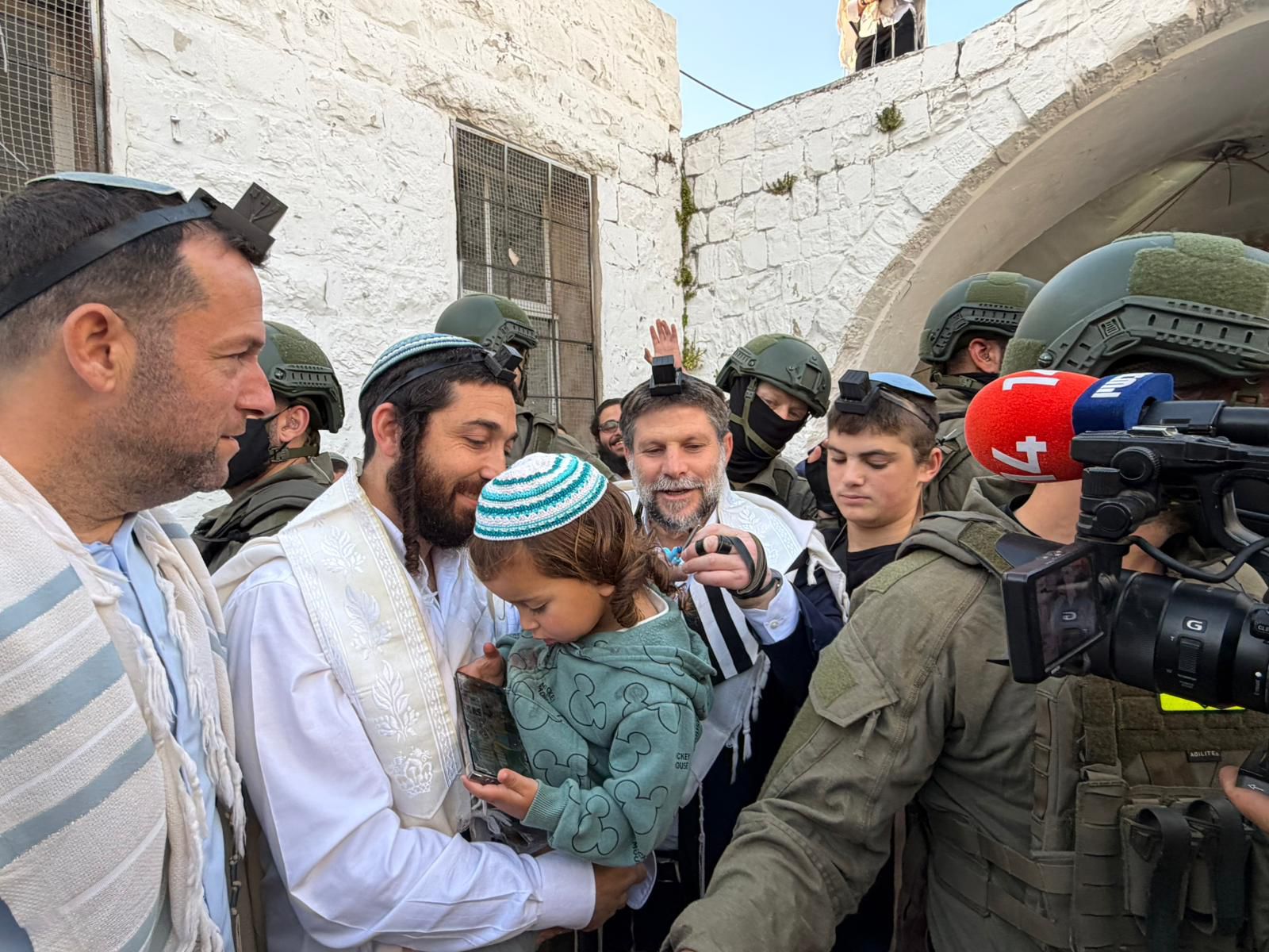 השר סמוטריץ' גוזר את השער של בנו של ח"כ סוכות בחלאקה בקבר יוסף