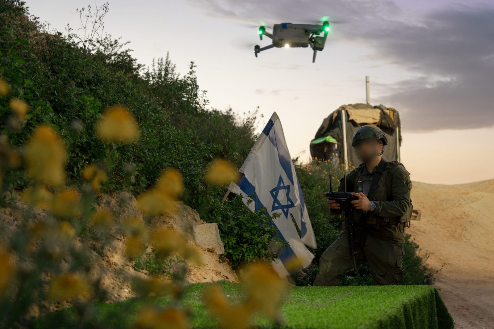 חייל מפעיל רחפן בעזה. צילום: דובר צה"ל