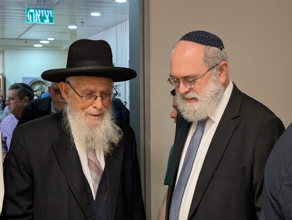 הרב נריה גוטל והרב יעקב אריאל בכנס