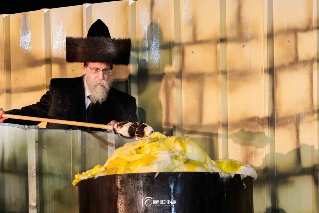 האדמור מבויאן מדליק בל"ג בעומר במירון
