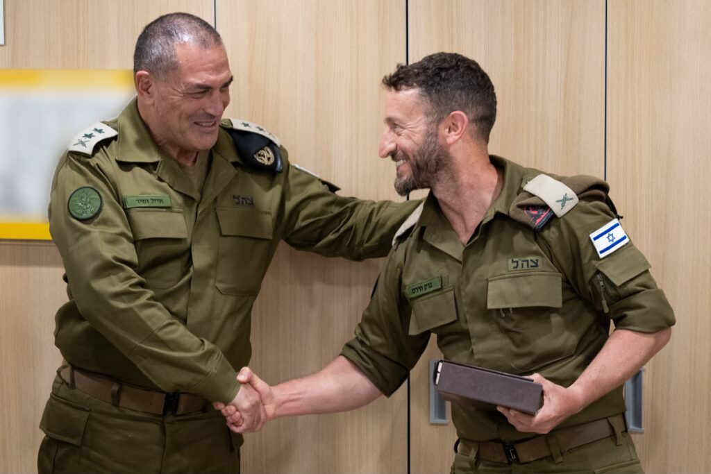 תת-אלוף חירם עם הרמטכ"ל זמיר.