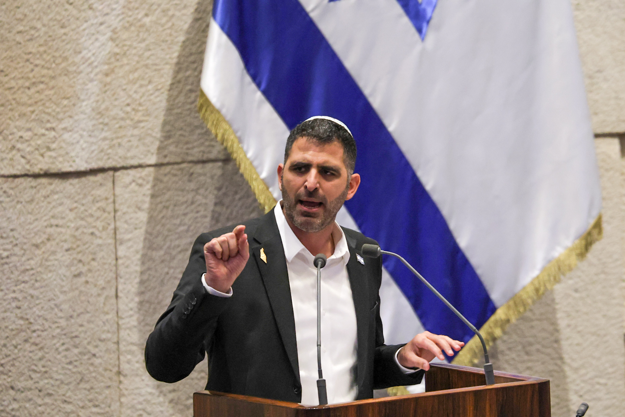 שר התקשורת, שלמה קרעי, נואם במליאת הכנסת