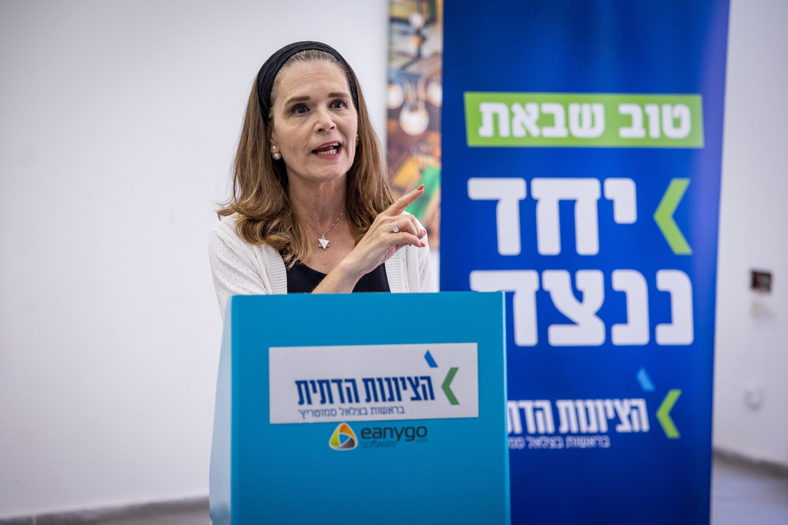 חברת הכנסת מיכל וולדיגר מטעם הציונות הדתית מגיעה להצביע בבחירות המקדימות של הציונות הדתית, בקלפי בירושלים, 23 באוגוסט 2022.