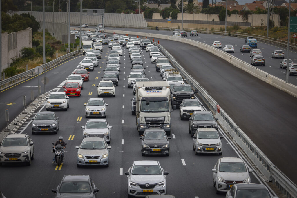 פקקי תנועה בכביש 2 ליד נתניה