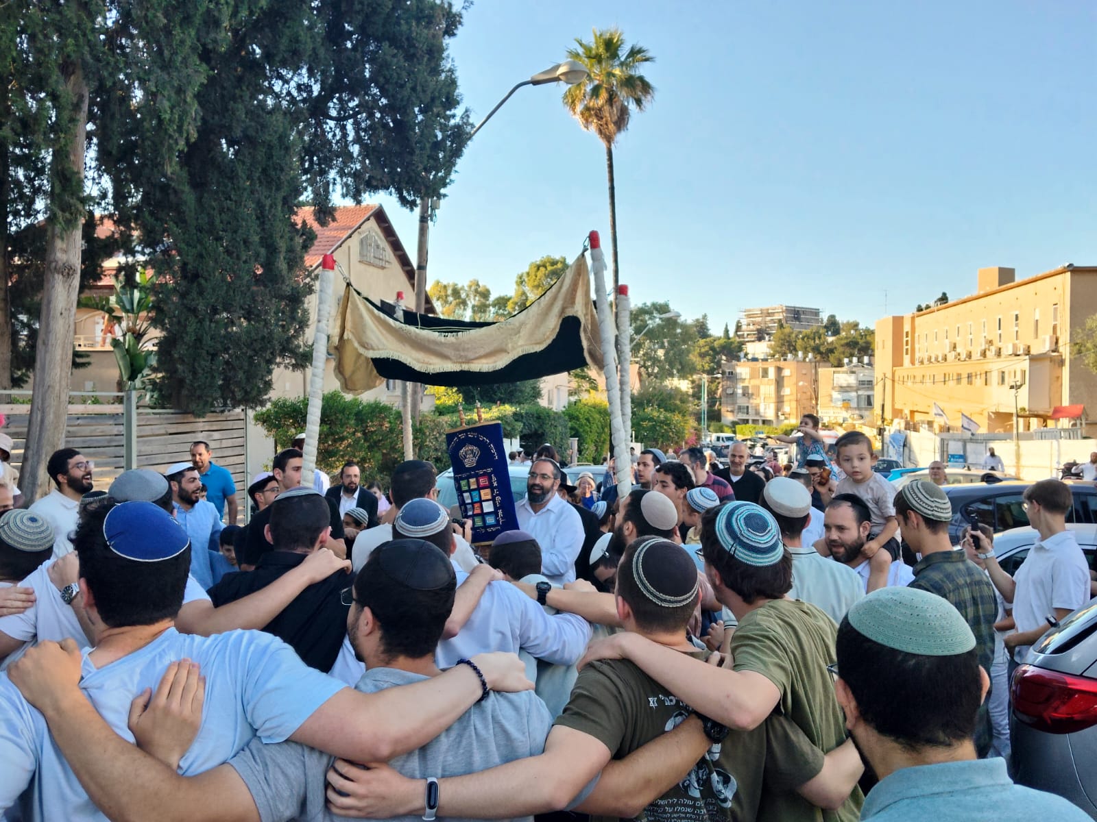 הכנסת ספר תורה בחיפה. ישיבת אור וישועה