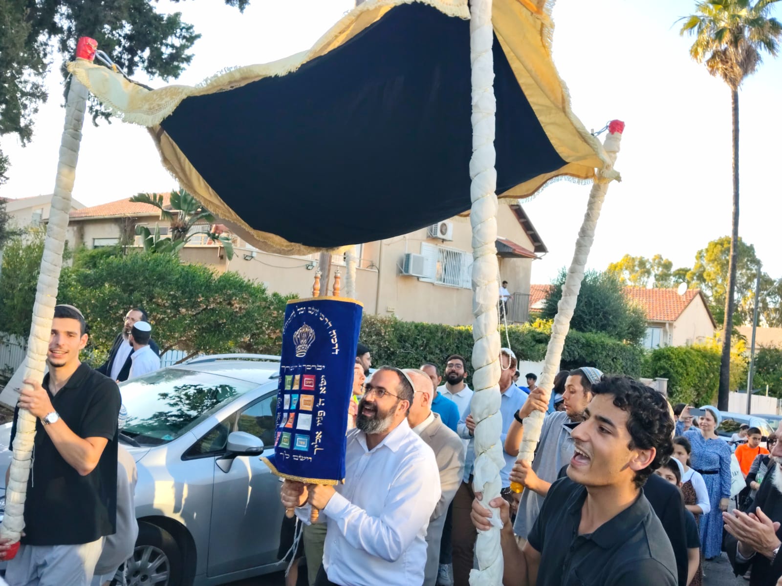 ראש הישיבה, הרב ידידיה זייני רוקד עם ספר התורה.