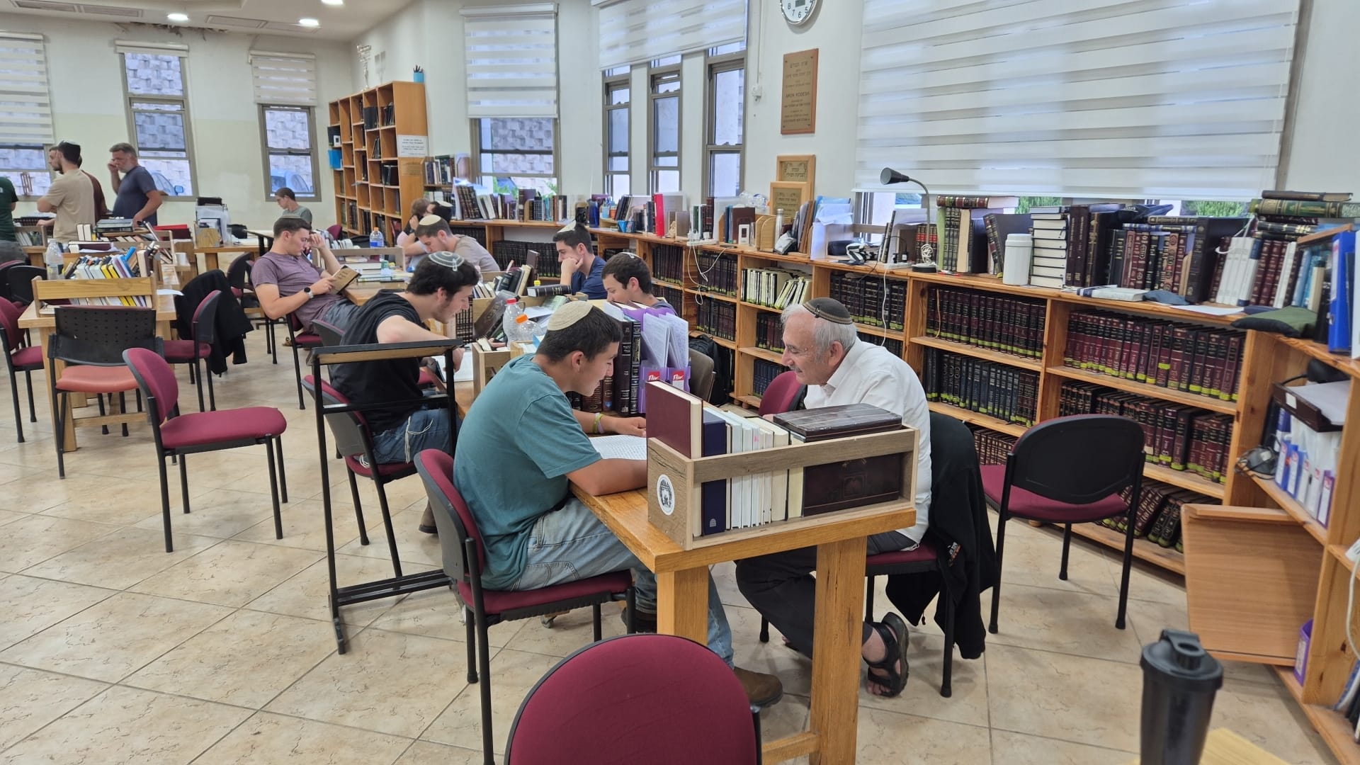 לומדים תורה בישיבת קרית שמונה