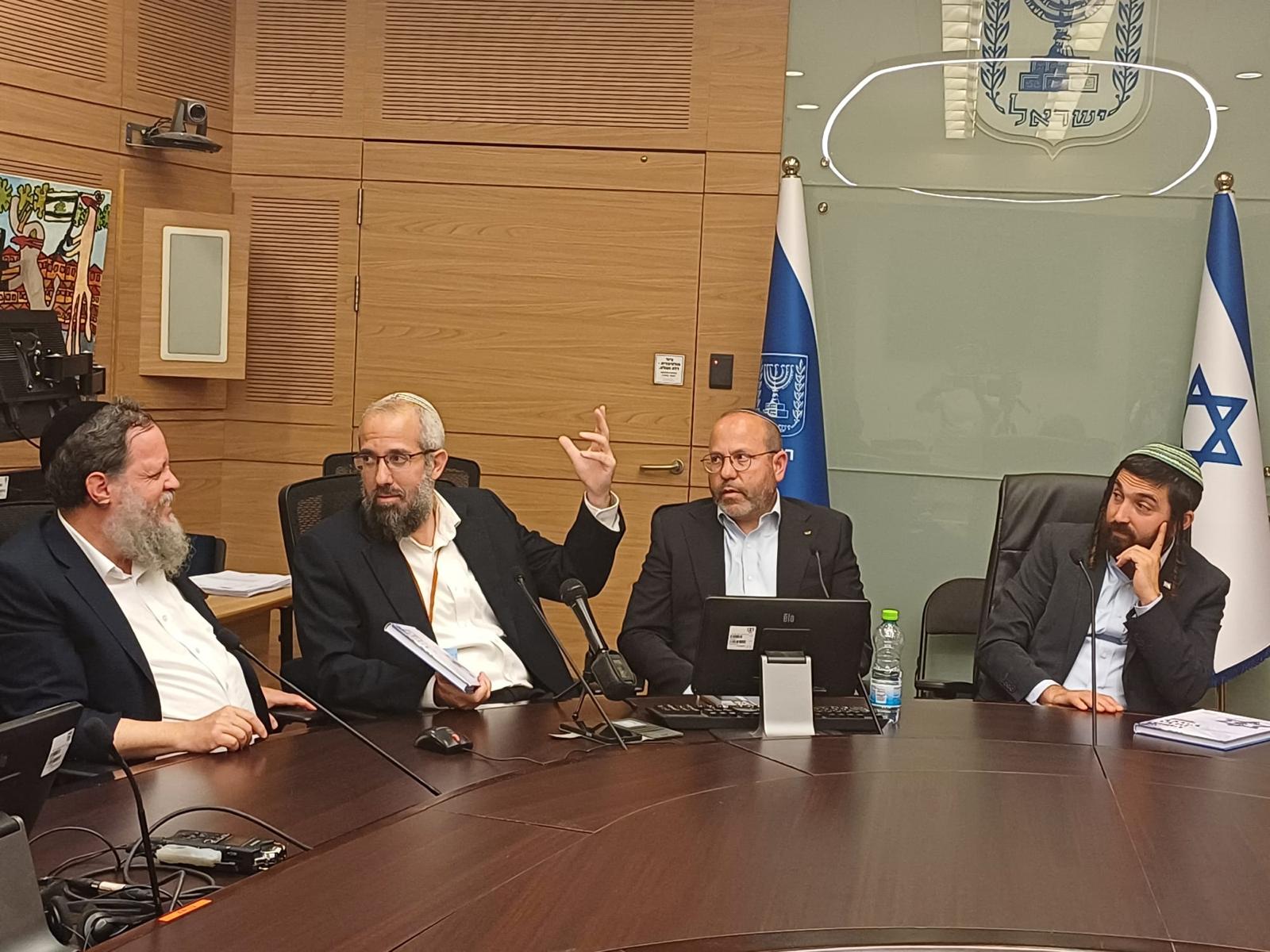הרב קובי יקיר והרב קרטמן, ח"כ סוכות וצביקה מור
