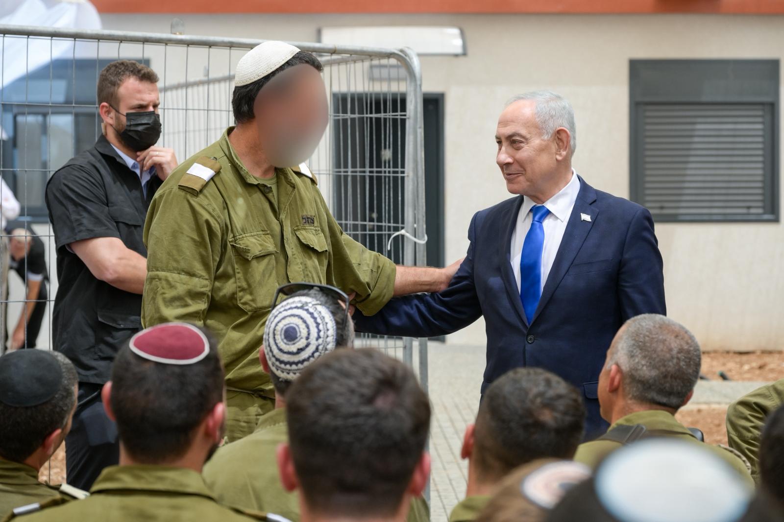 נתניהו בבסיס