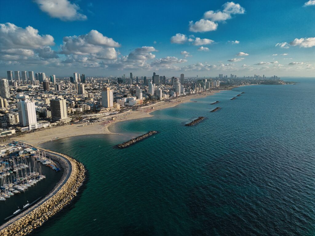 תל אביב. יום מעונן עם שמש