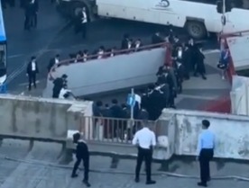 ערבי זורק אבנים מגג בית המלון