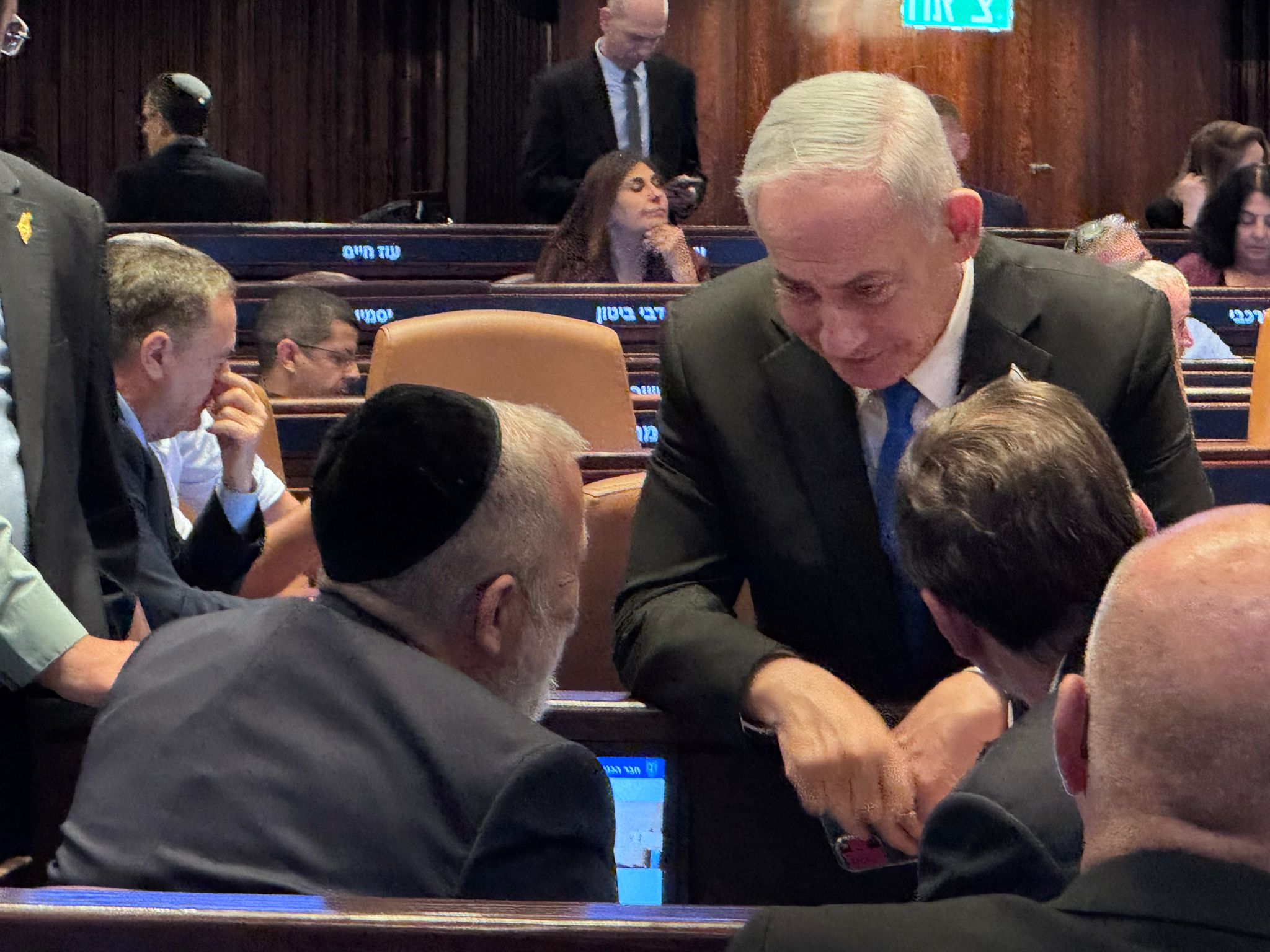 נתניהו עם בועז ביסמוט ואריה דרעי