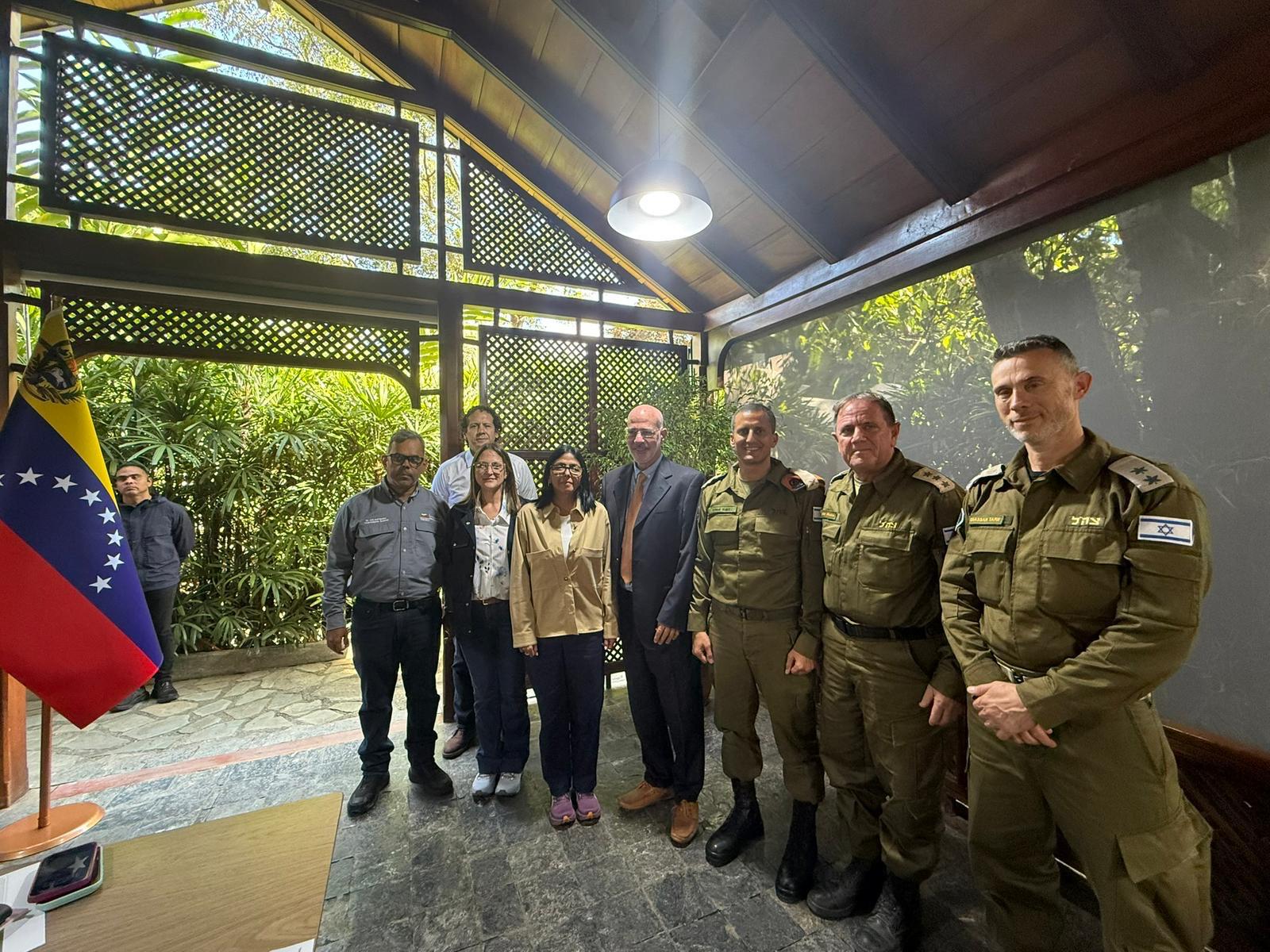 המשלחת הישראלית בוונצואלה עם הנשיאה דלסי רודריגז.