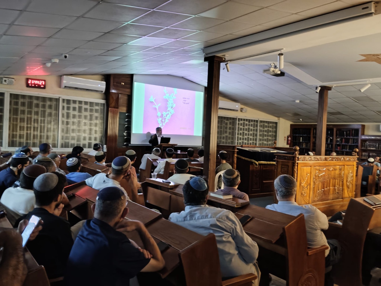 הכנס בישיבה.
