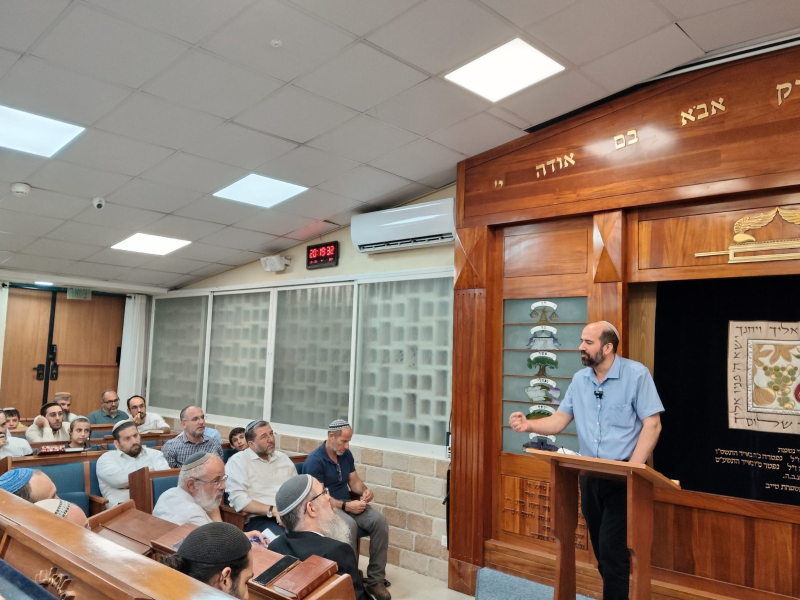הרב חננאל זייני, ראש ישיבת אור וישועה.
