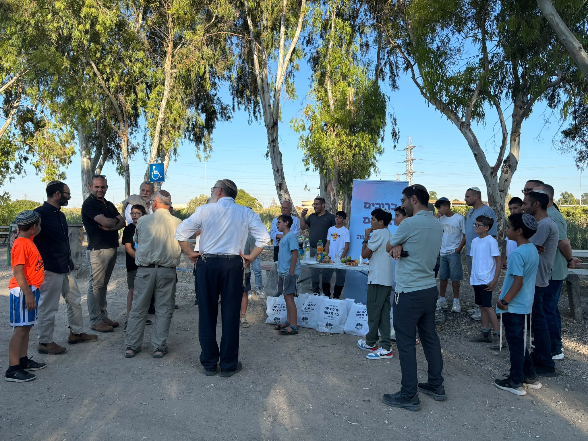 בוגרי הישיבה חזרו לבית המדרש – הפעם עם ילדי המצווה
