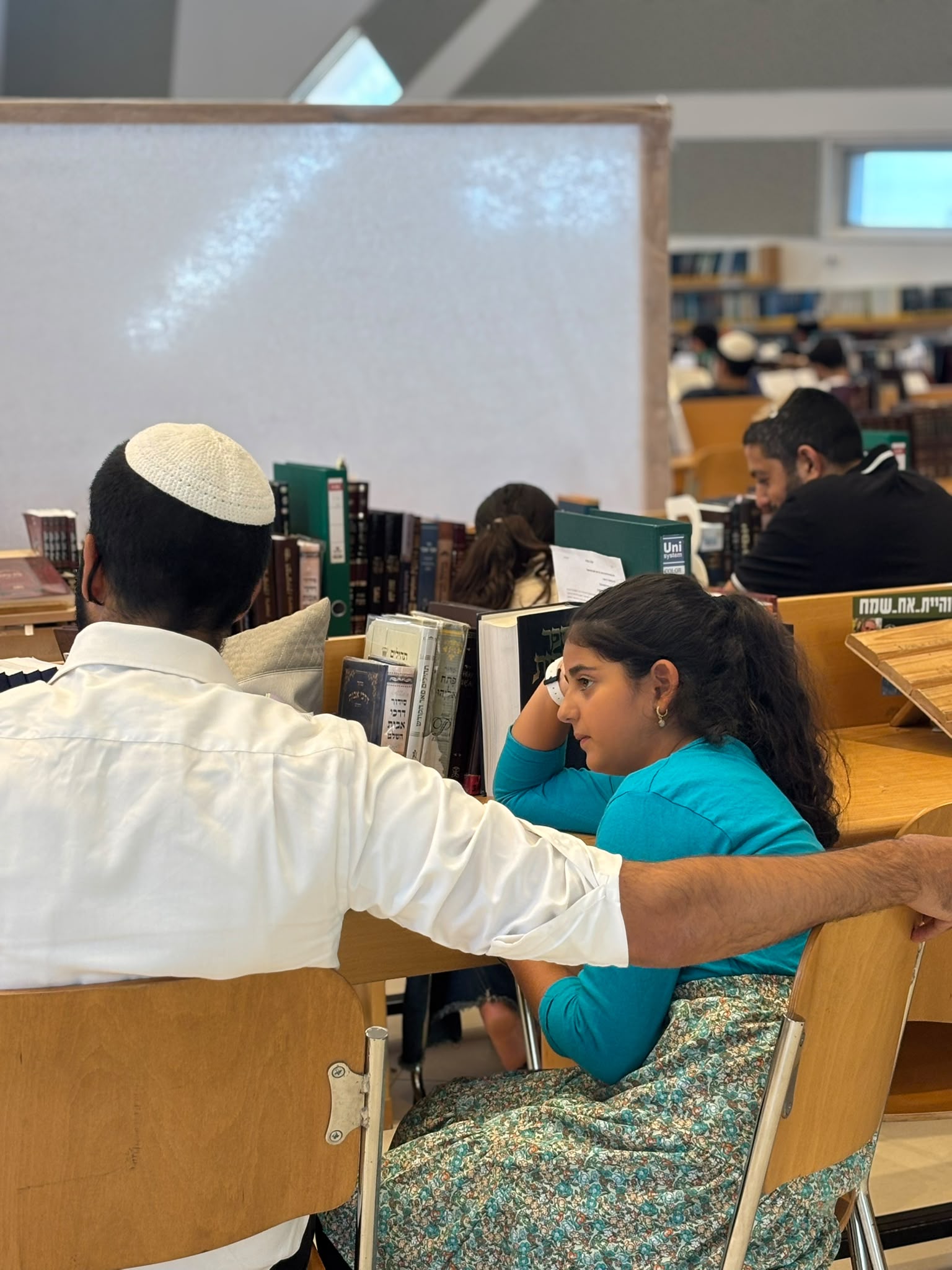 בוגרי הישיבה חזרו לבית המדרש – הפעם עם ילדי המצווה