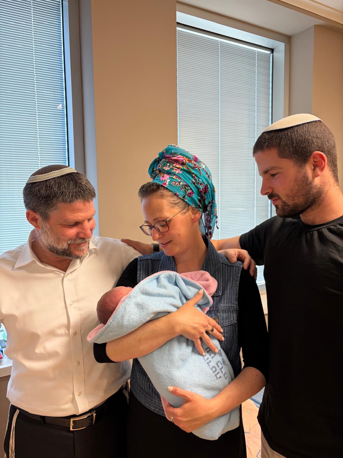 השר בצלאל סמוטריץ' עם אשתו רויטל, בניה ובנו שנולד