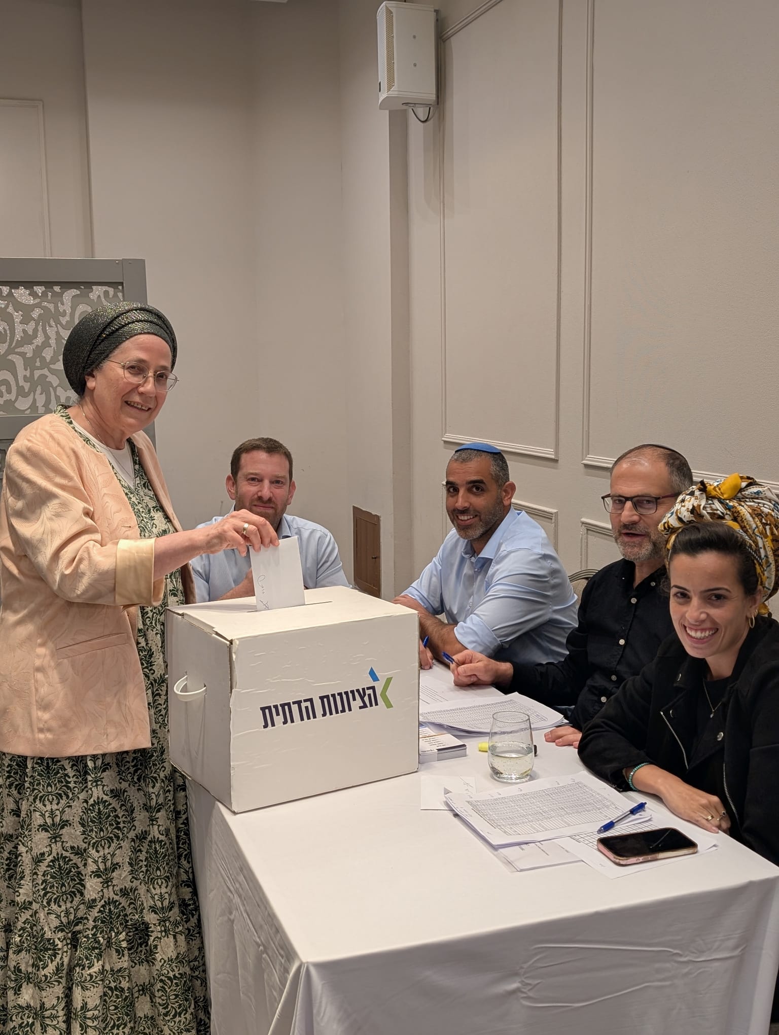 שרת ההתיישבות והמשימות הלאומיות אורית סטרוק מצביעה בפריימריז של מפלגת הציונות הדתית