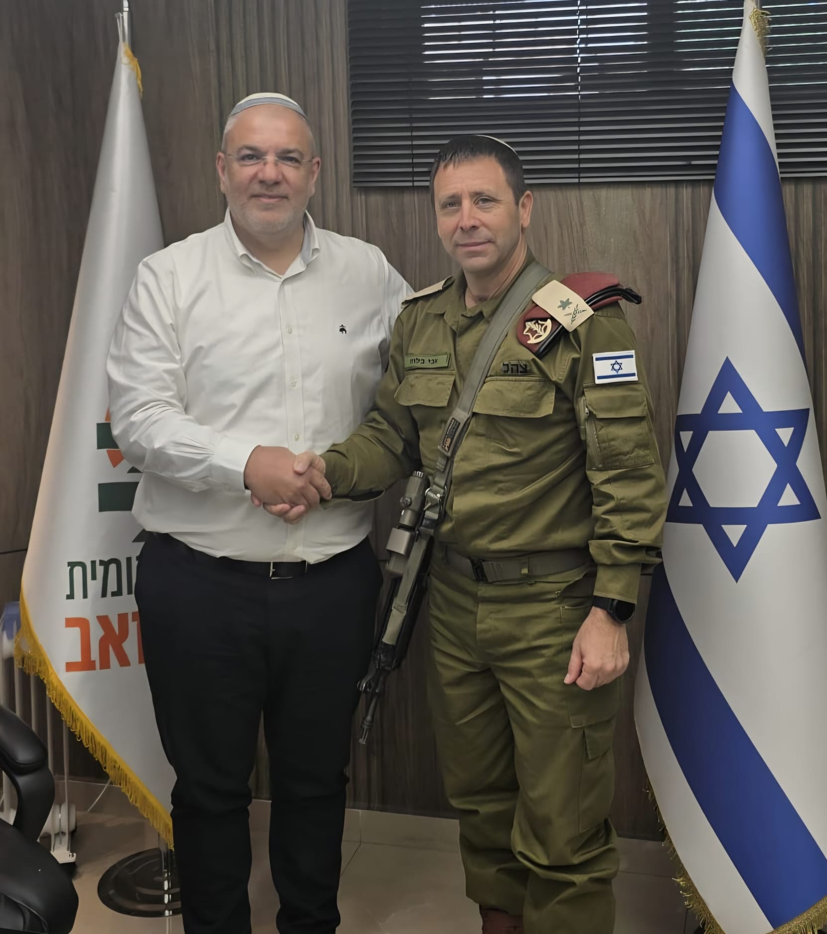 אלוף פיקוד המרכז אבי בלוט עם ראש מועצת גבעת זאב יוסי אסרף