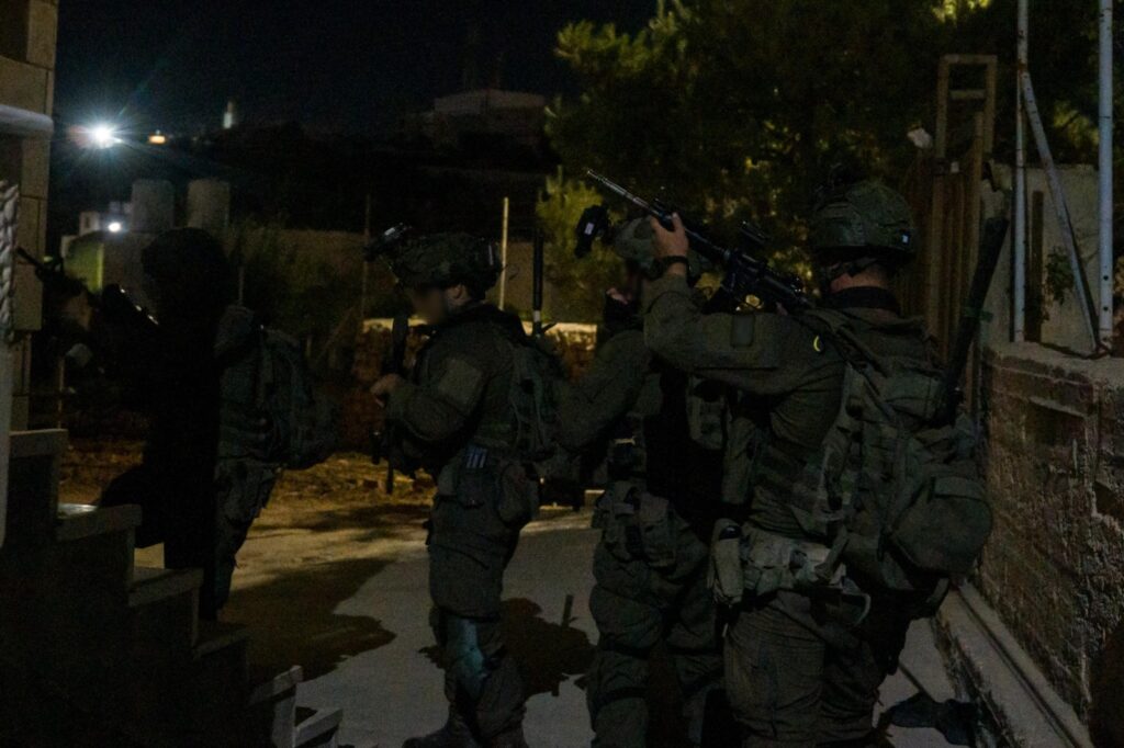 חיילי צה"ל בבית אומר