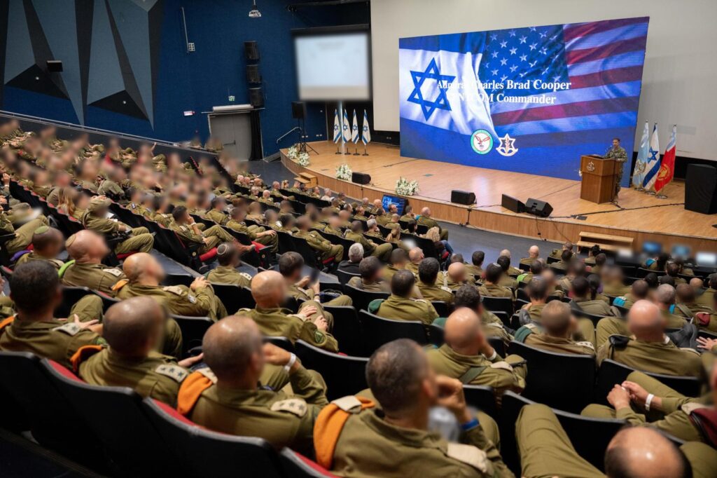 בראד קופר נואם בפורום המבצעי
