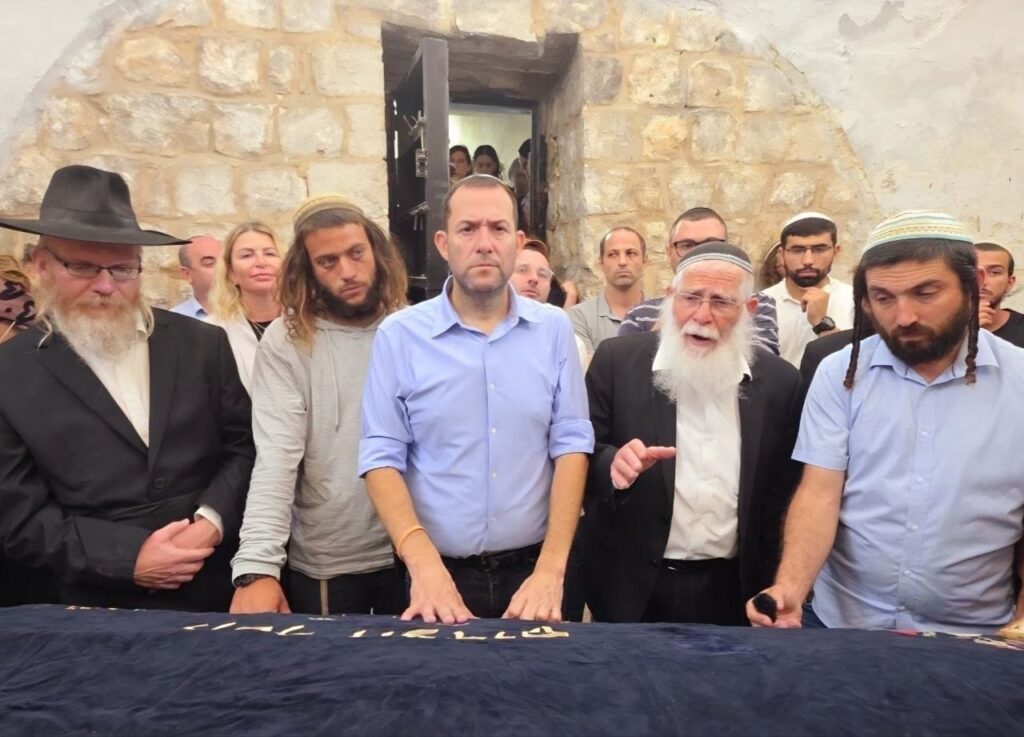 ח"כ צבי סוכות, הרב אליקים לבנון, יוסי דגן והרב יוסי אליצור בקבר יוסף