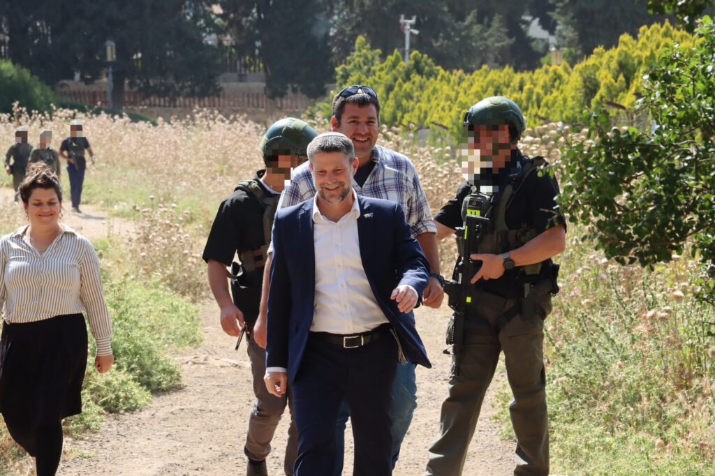 השר סמוטריץ׳ בבריכות שלמה, אחד האתרים שישופצו במסגרת התקציב של ה113 מיליון ש״ח.