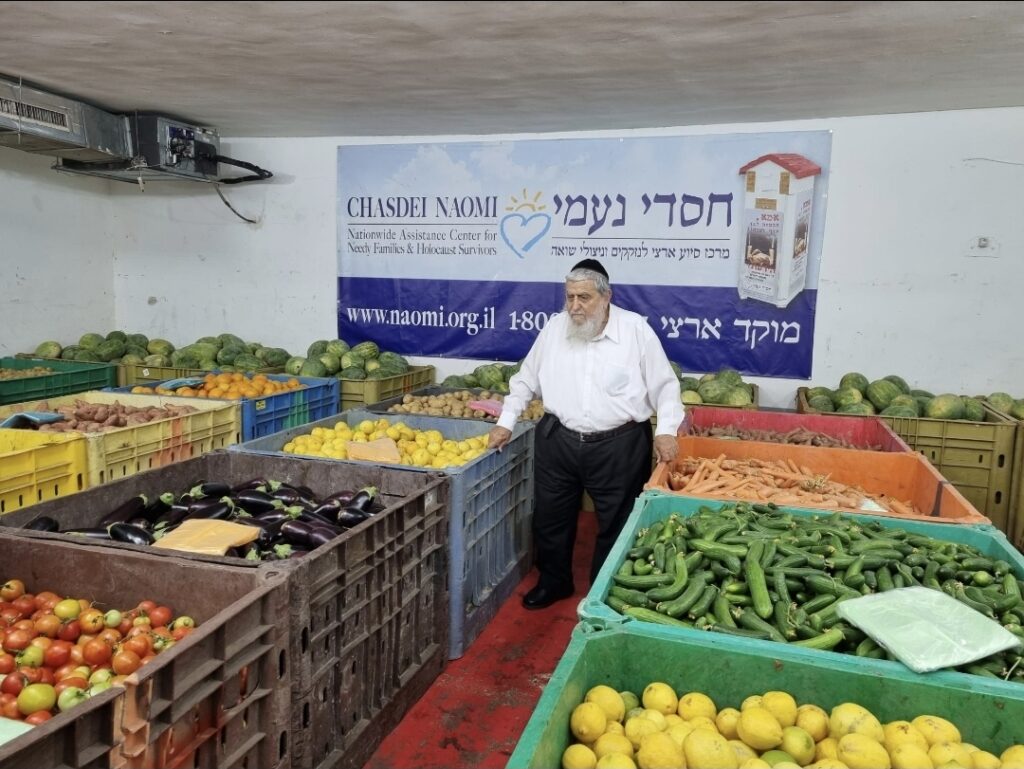 יו"ר חסדי נעמי הרב יוסף כהן מוודא את טיב הסחורה בטרם אריזתה