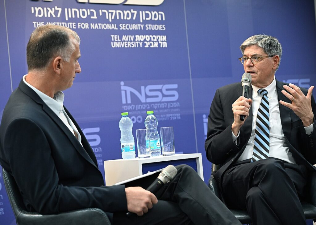 השגריר ג'ק לו נואם במכון לענייני מחקר ופיתוח (INSS). 5 בספטמבר 2024