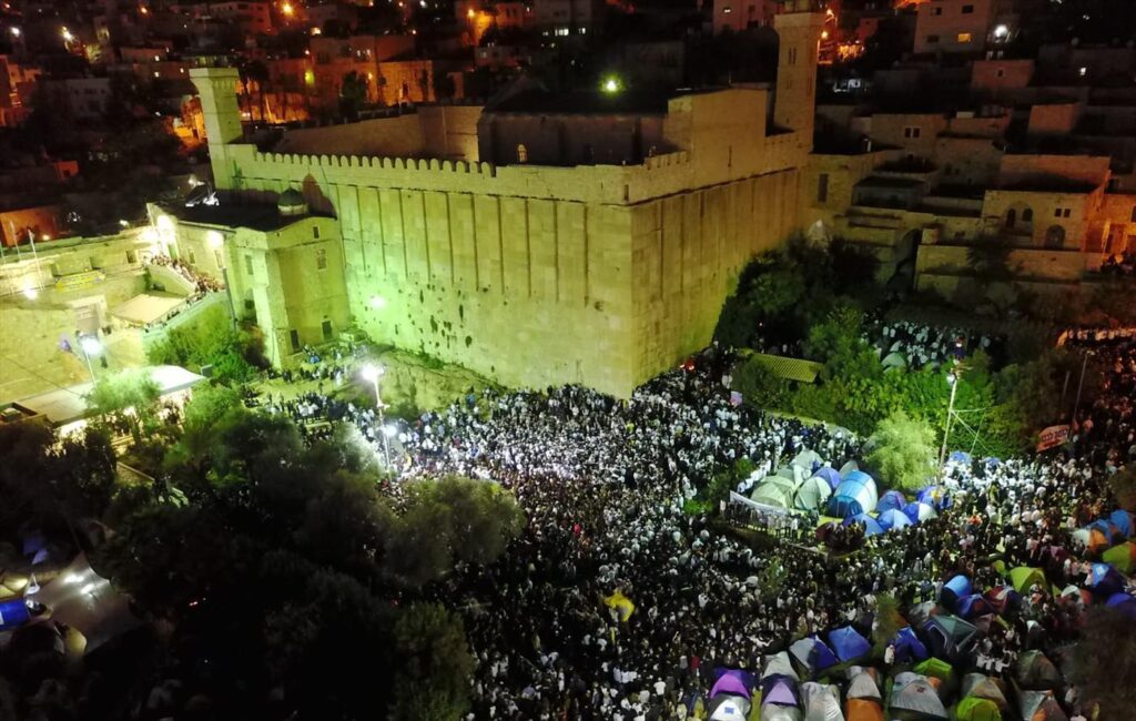 אלפים במערת המכפלה.