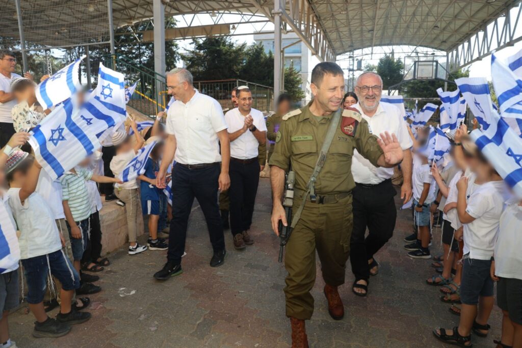 האלוף אבי בלוט בבית אל לכבוד פתיחת שנת הלימודים.