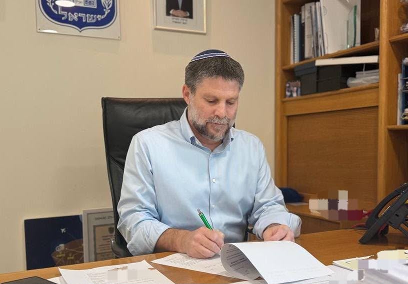 שר האוצר בצלאל סמוטריץ' חותם על הצו