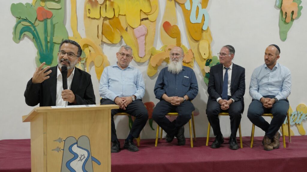 הרב ד"ר יוחאי מקבילי נואם בפאנל בכנס ההשקה של ישיבת שלם.