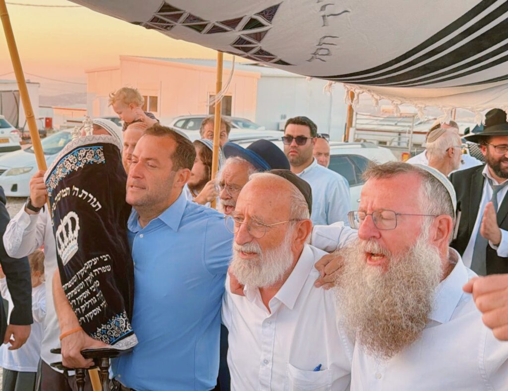 הכנסת ספר התורה בחומש.