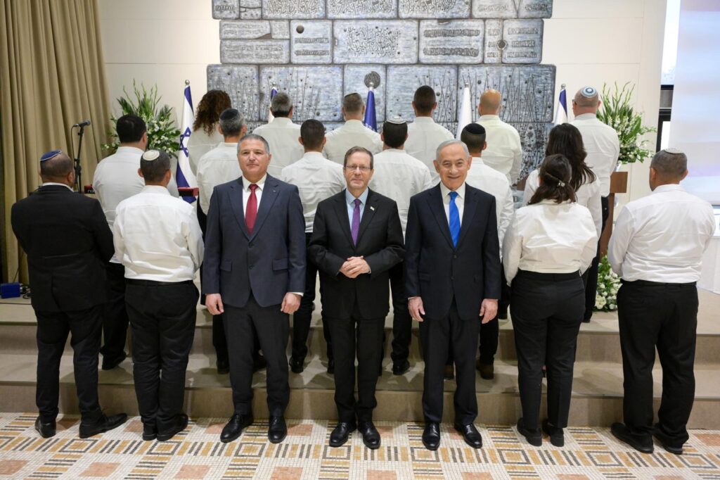 נתניהו הרצוג וזיני עם מצטייני השב"כ.