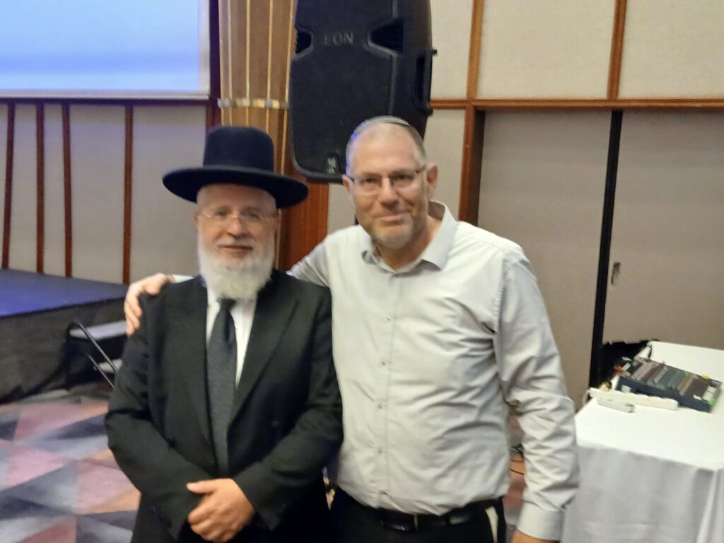 הרב גיל גלעד יחד עם רב העיר תל אביב.