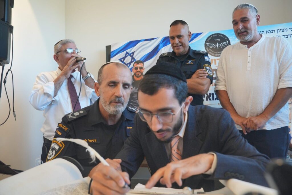כתיבת האותיות בבית משפחת גואילי.