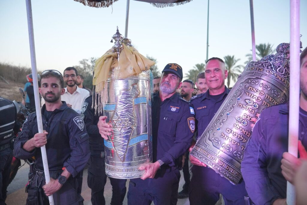 המפכ"ל באירוע הכנסת הספרי תורה.
