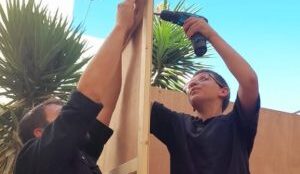 מתנדבי 'לב נעמי' בונים סוכות לקשישים ועריריים