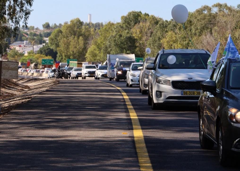 כביש עם רכבים