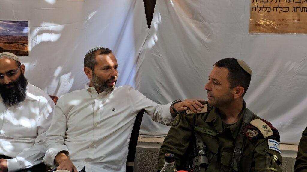 אבי בלוט בסוכתו של ישראל גנץ