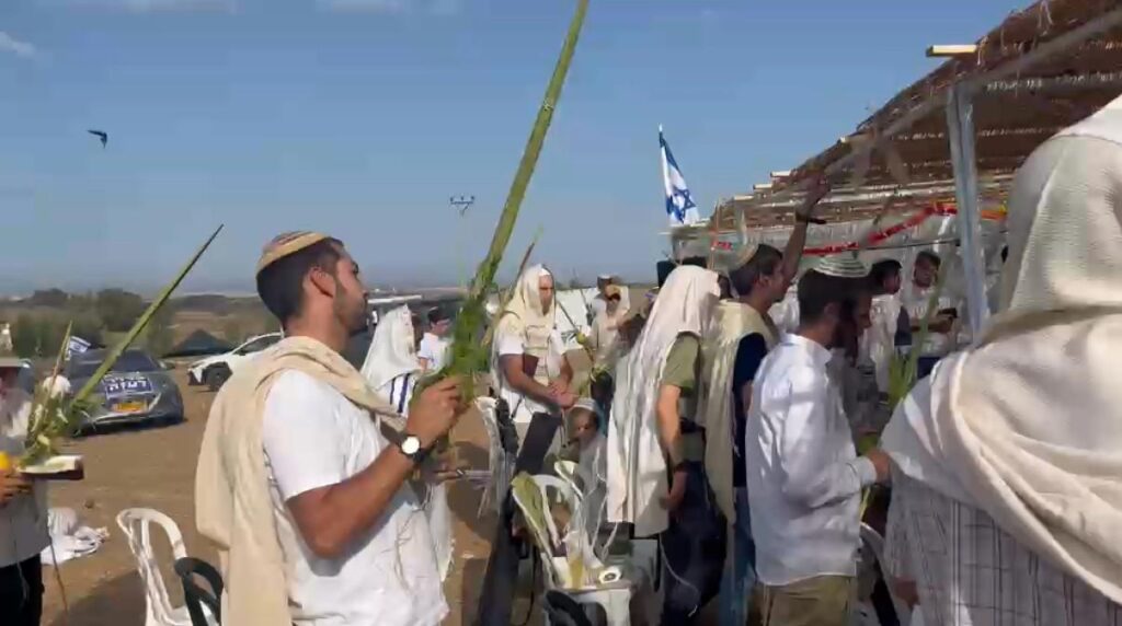 תפילת חול המועד סמוך לתוחמת הצפונית