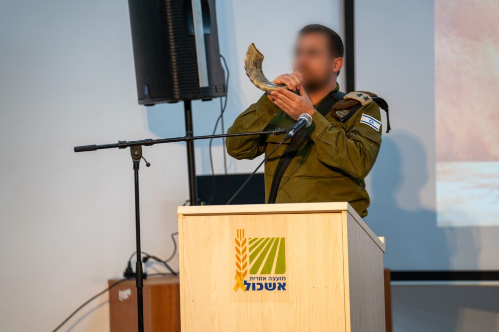 תקיעת שופר בטקס.