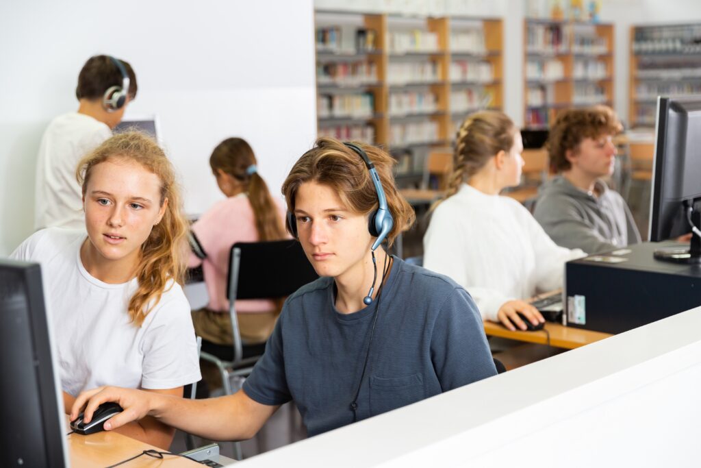 נוער לומד מחשבים